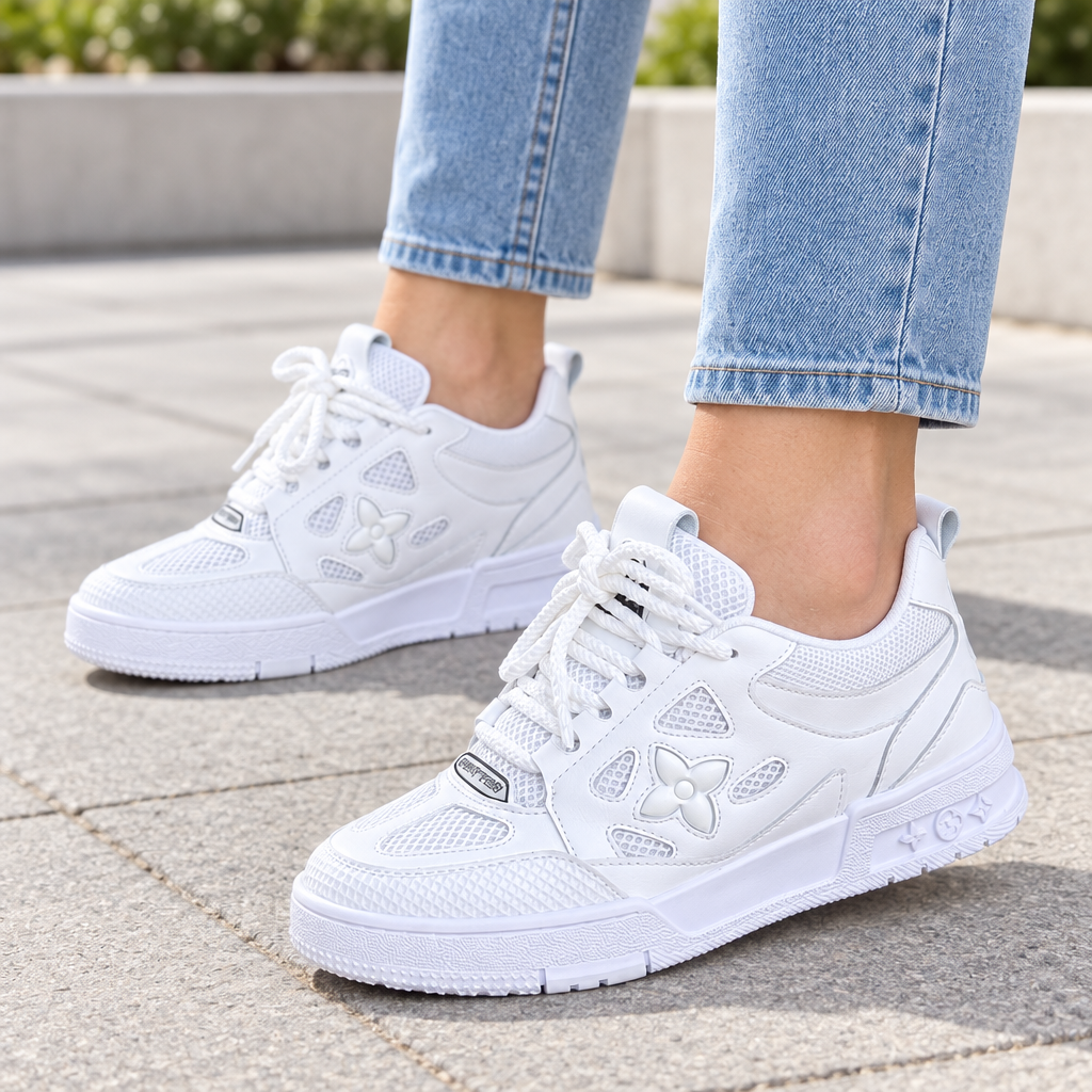 Mujer usando tenis blancos casuales con jeans en exterior