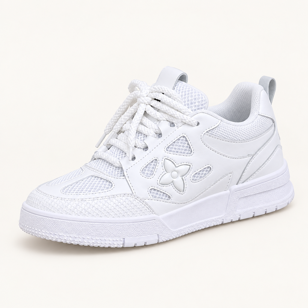 Tenis blancos casuales para mujer en vista de estudio